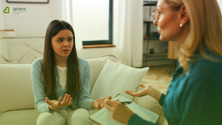 Девушка разговаривает с психотерапевтом